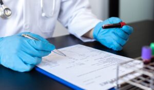 血液検査をする人