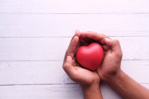 両手でハートを包む手