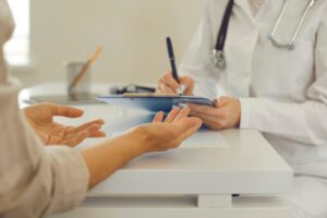 獣医師に相談する飼い主