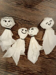 猫も含めて家族全員を表したてるてる坊主