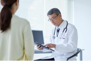 男性医師の診察